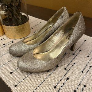 Gold Glitter Pumps!